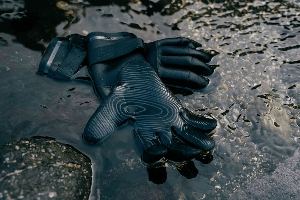 Rękawiczki neoprenowe Mystic - Roam - precurved - black - plener 1